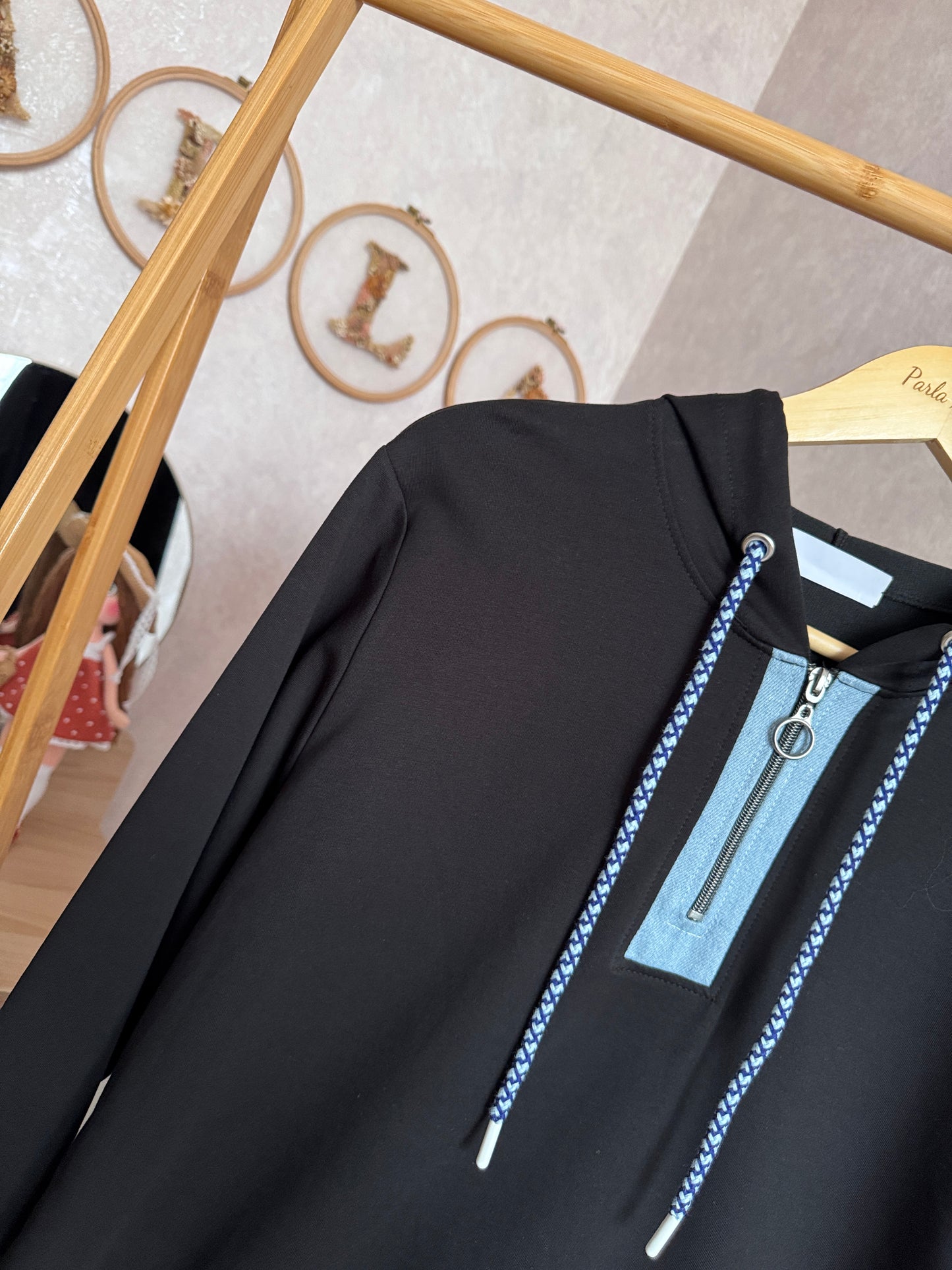 Yaka fermuar detaylı, kot garnili, kapüşonlu tunik, siyah (42-48 beden)