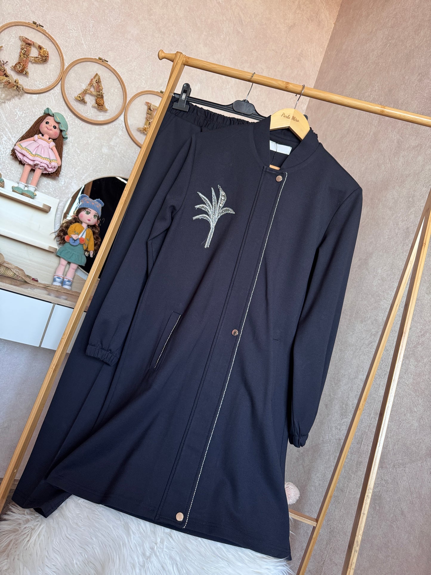 Önden fermuarlı, yaka işlemeli çiçek detaylı takım