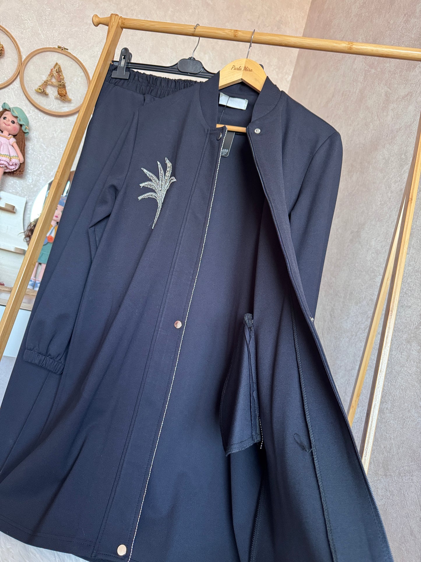 Önden fermuarlı, yaka işlemeli çiçek detaylı takım