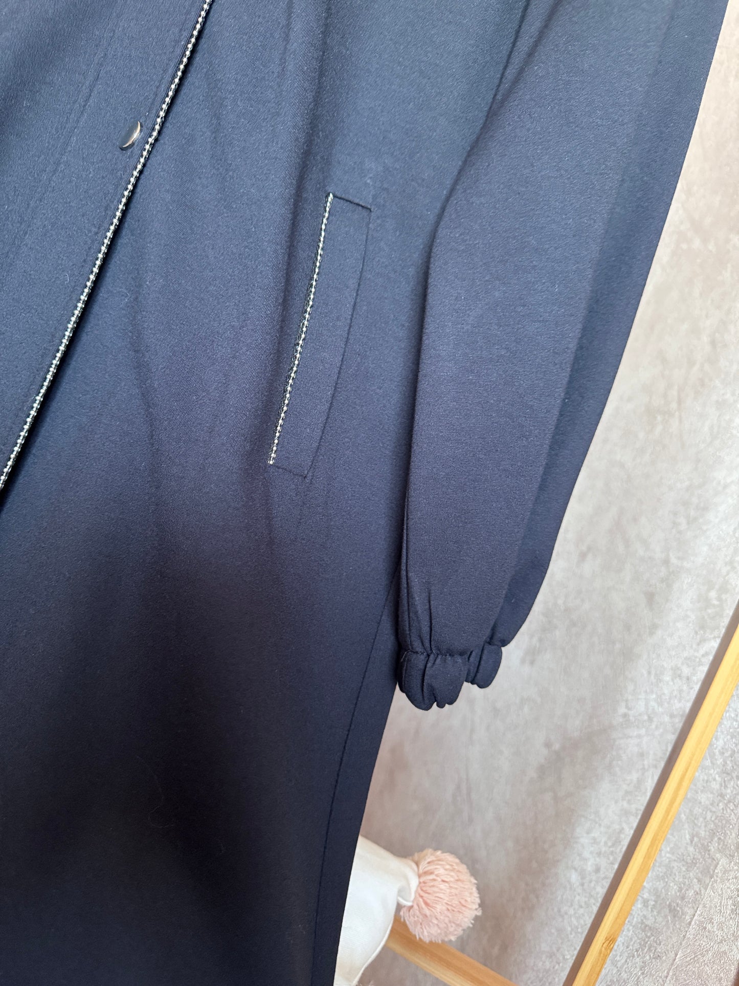 Önden fermuarlı, yaka işlemeli çiçek detaylı takım