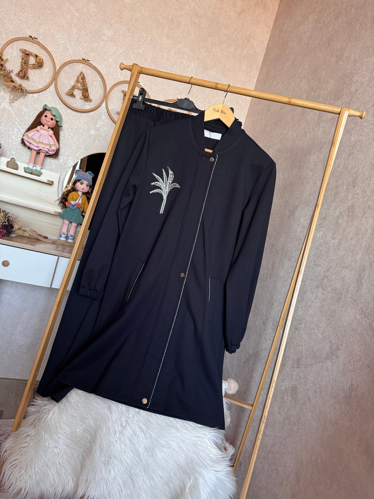 Önden fermuarlı, yaka işlemeli çiçek detaylı takım