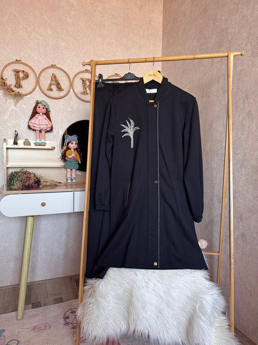 Önden fermuarlı, yaka işlemeli çiçek detaylı takım