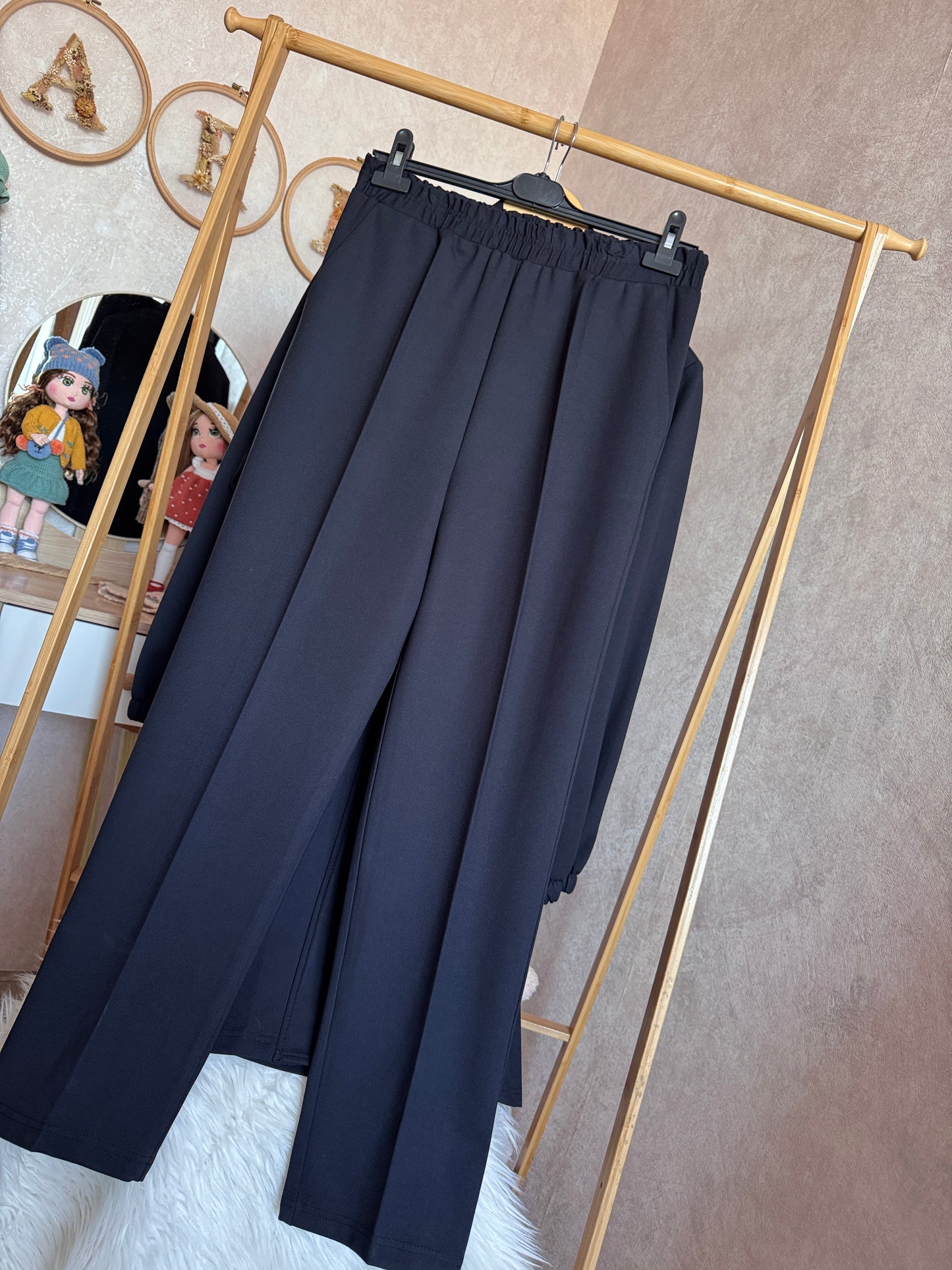 Önden fermuarlı, yaka işlemeli çiçek detaylı takım