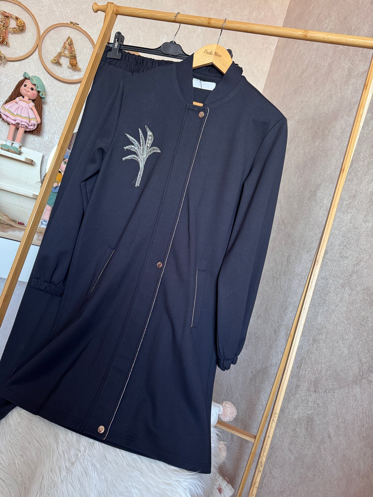 Önden fermuarlı, yaka işlemeli çiçek detaylı takım