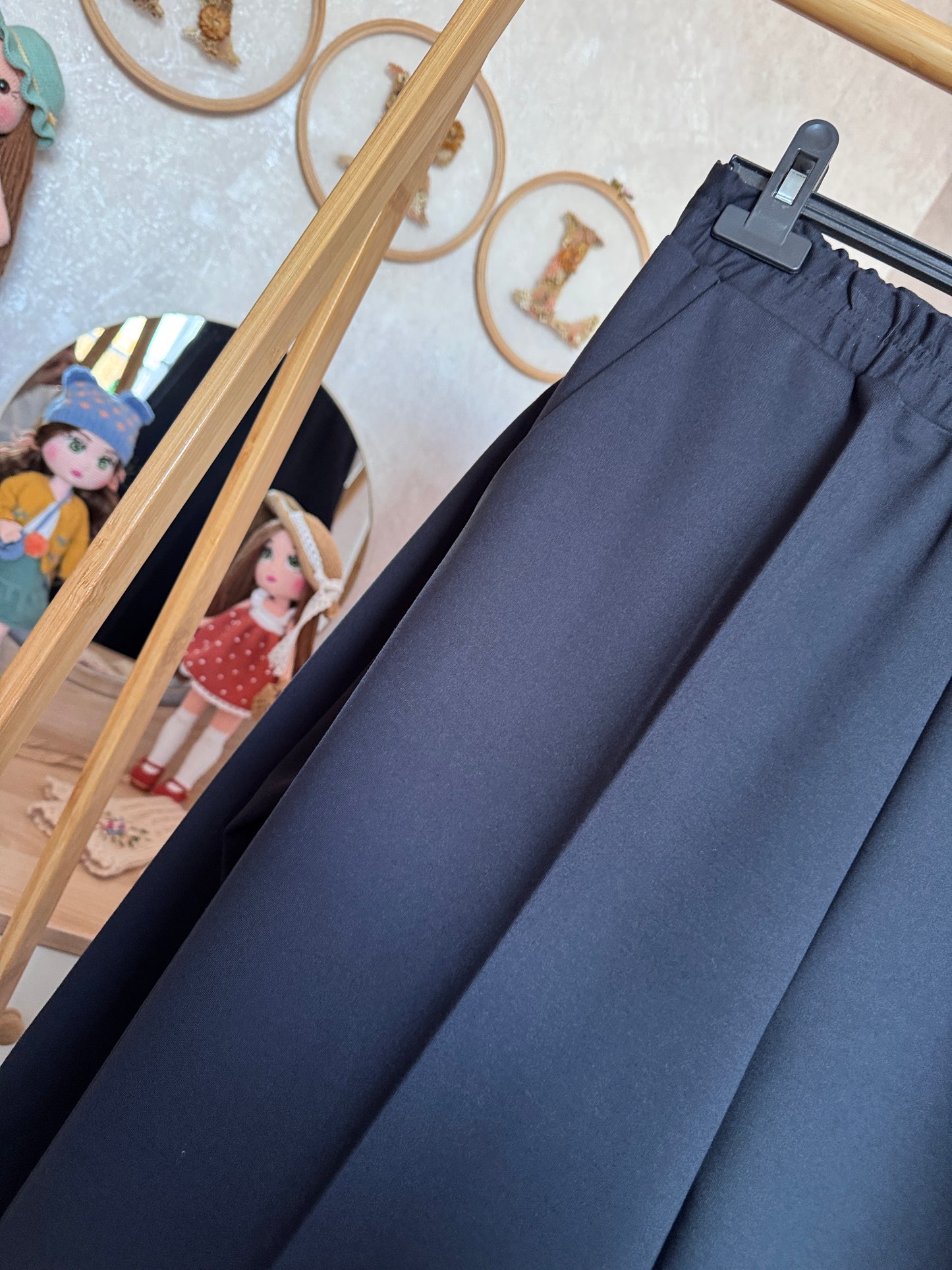 Önden fermuarlı, yaka işlemeli çiçek detaylı takım