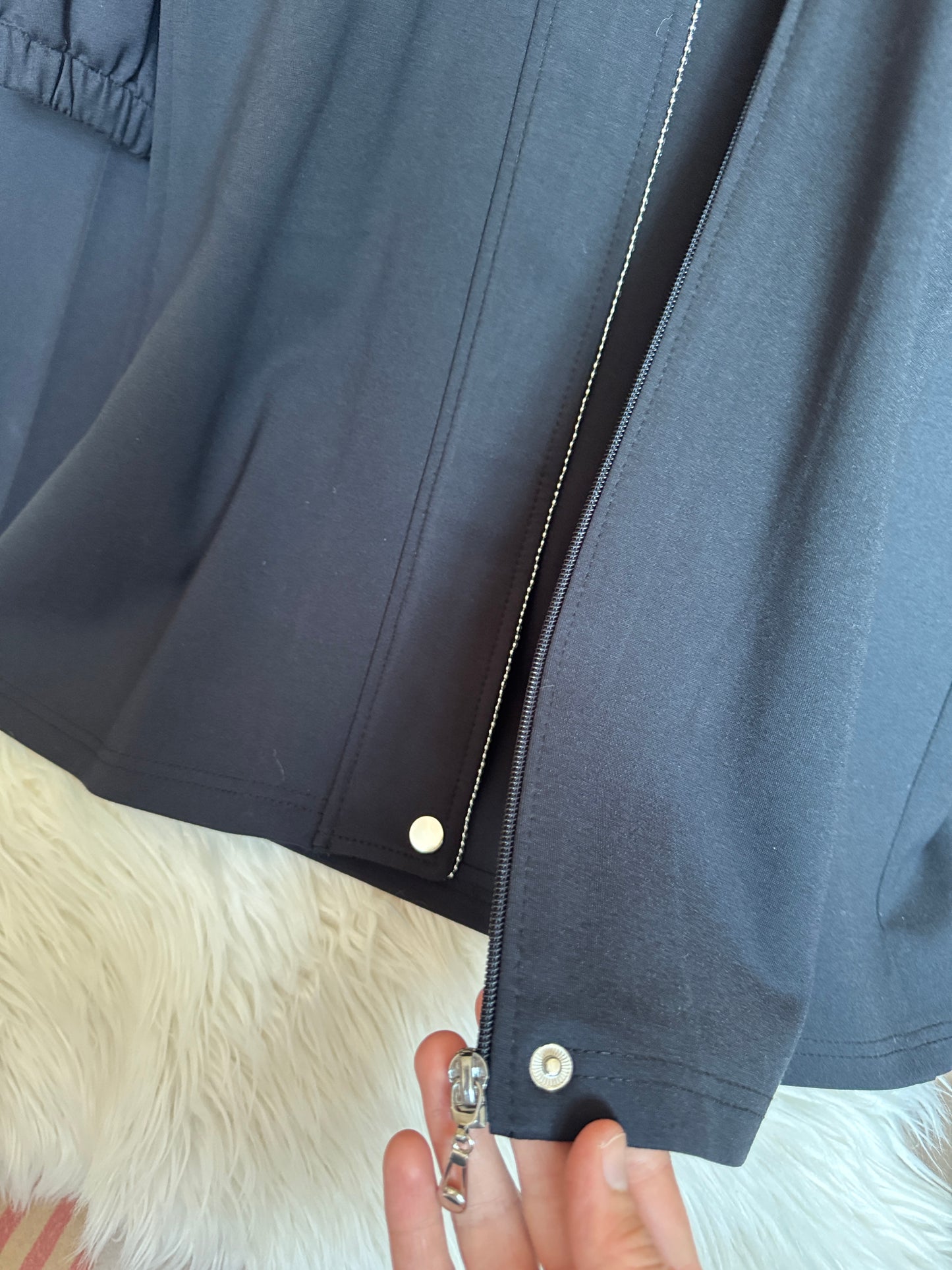 Önden fermuarlı, yaka işlemeli çiçek detaylı takım