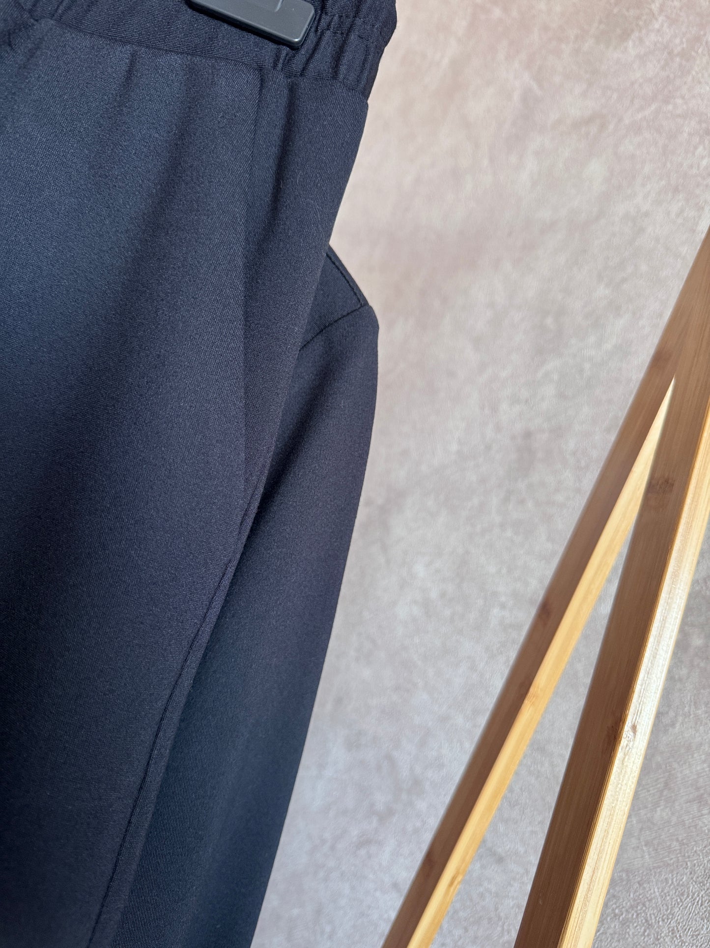 Önden fermuarlı, yaka işlemeli çiçek detaylı takım