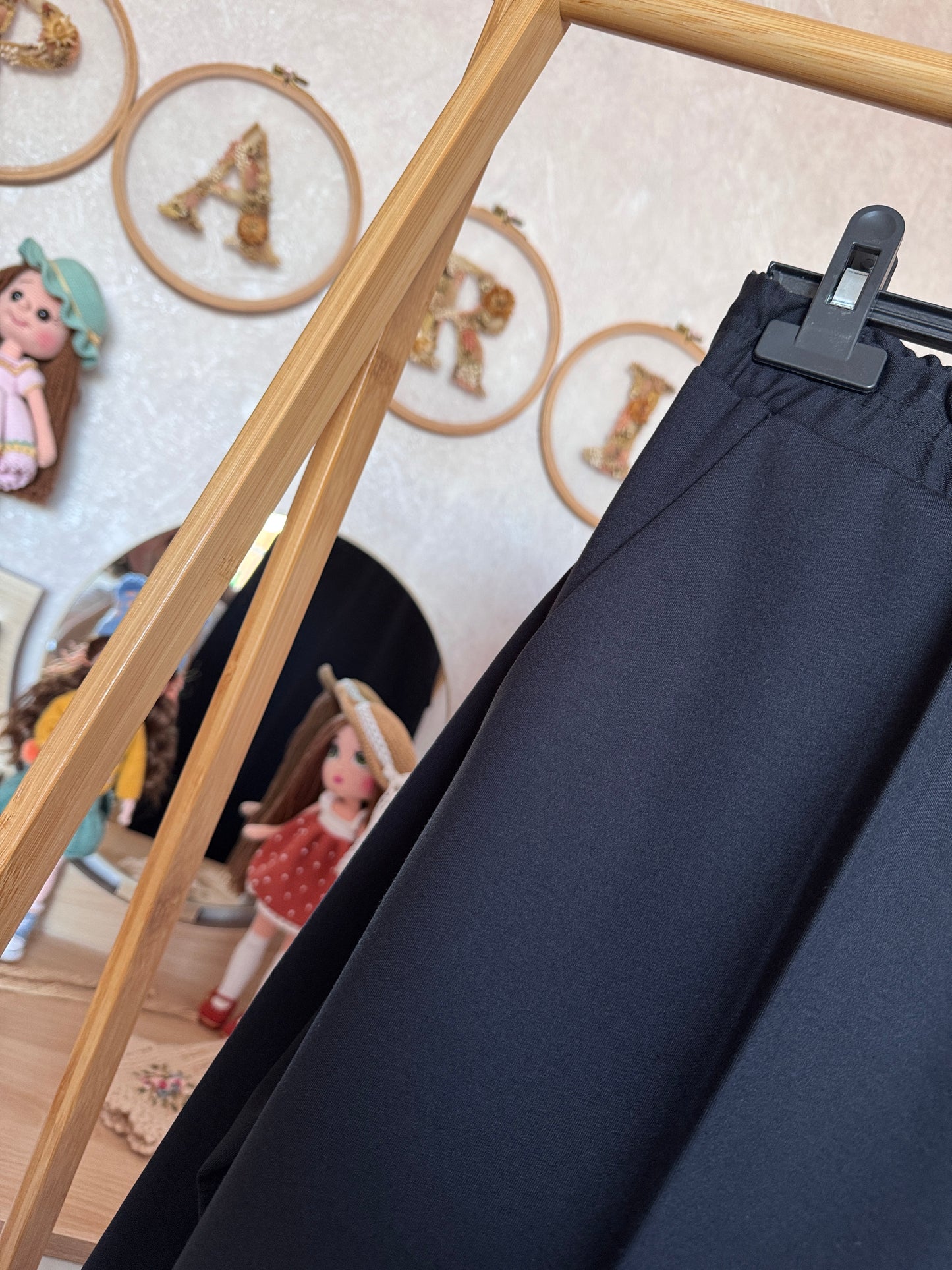 Önden fermuarlı, yaka işlemeli çiçek detaylı takım