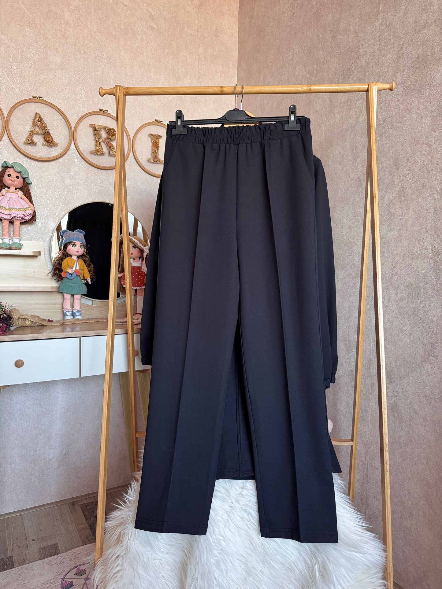 Önden fermuarlı, yaka işlemeli çiçek detaylı takım